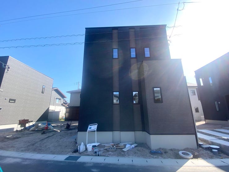 プライバシーにも配慮された窓の配置! 安心感のある暮らしを提供します。