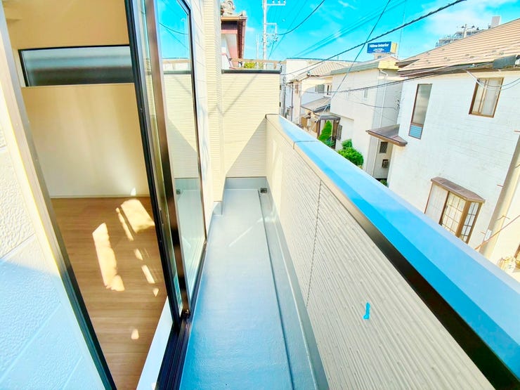 ◎バルコニー(9/26撮影)
南向きのバルコニーは日当たりも良く、洗濯物も気持ち良く干せそうです。
2階に水回り設備がまとまっているので、洗濯導線がラクラク♪