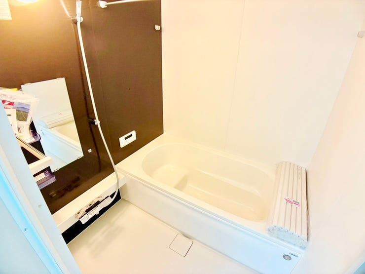 ◎浴室(9/26撮影)
お子様と一緒にバスタイムを楽しめる1坪タイプの広々浴室!
雨の日や、花粉の時期のお洗濯にうれしい浴室乾燥機付!
エコジョーズを使用しているのでガス代もお得に♪