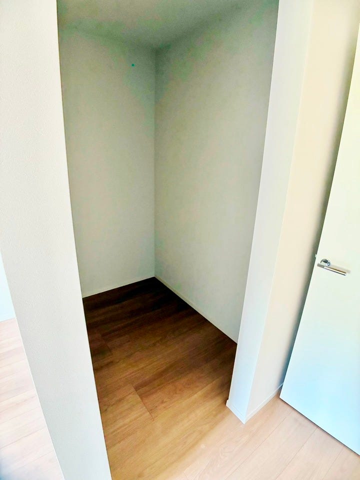 ◎WIC(9/26撮影)
奥行のあるWICは、お洋服だけでなく、季節物の家具や家電、ご来客用のお布団の収納スペースとしても使えます!