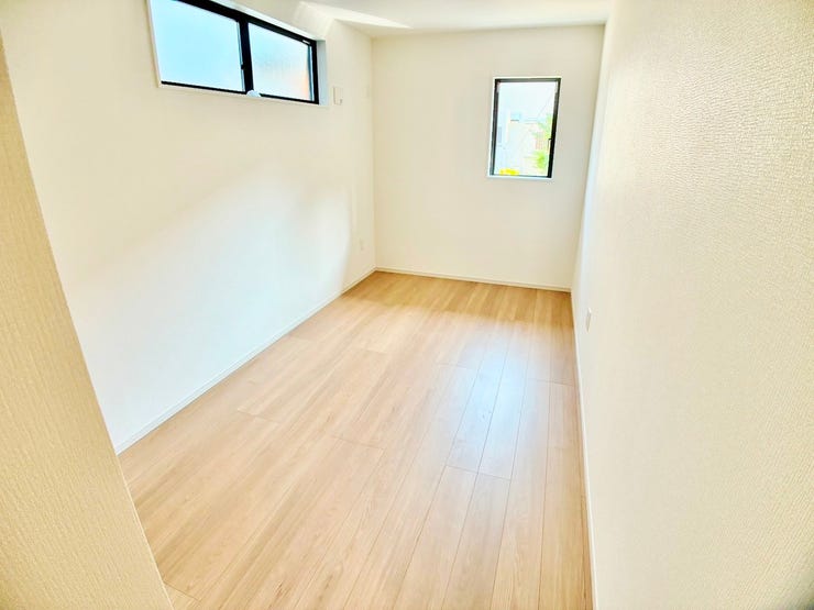 ◎洋室6.3帖(9/26撮影)
全室2面採光で風通しも陽当たりも良く、毎日気持ち良く過ごせそうですね♪