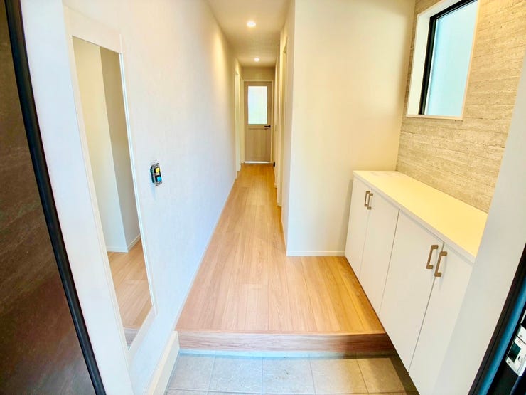 ◎玄関(9/26撮影)
大きな窓がある玄関♪姿鏡も備え付けなのでお出かけ前の身支度もばっちりです!
玄関から階段が直接見えない配置になっているので、プライバシー性が高まります!