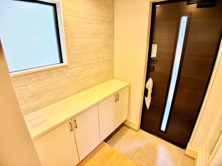 ◎玄関(9/26撮影)
ご家族が増えると靴の数も増えますね。扉を閉めてしまえば玄関もすっきりとした印象に。年末年始や休みの多い時期など来客が増える時期にも嬉しい玄関収納です!