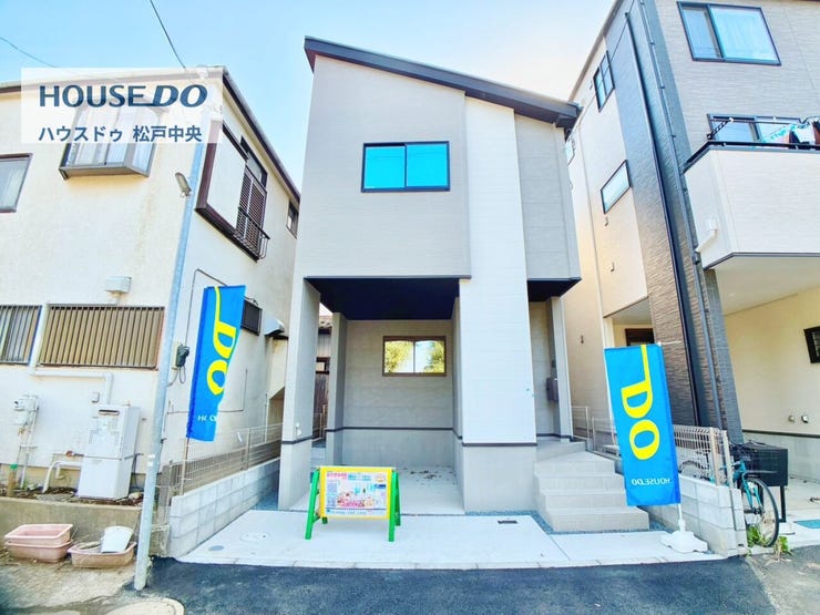 ◎駐車場(10/2撮影)
【ビルトイン車庫1台分採用◎】
大切なお車が日差しにもあたりにくく、駐車場のすぐ横から玄関へ行けるので雨の日でも濡れずに車へ行くことができます!