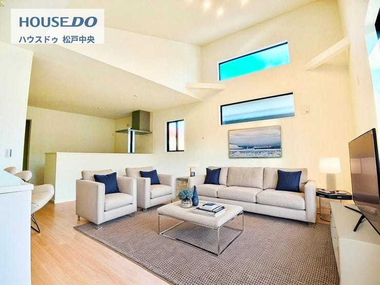 ◎リビング(9/26撮影)
リビングの天井は勾配天井になっており、高窓からの光でさらに明るい空間に!ダウンライトも合わせて、すっきりとした開放感ある空間を演出します!