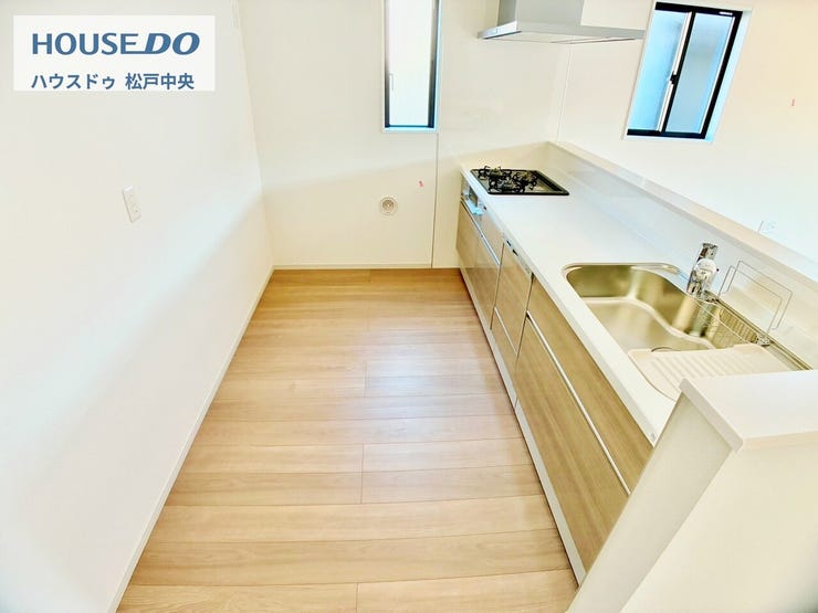 ◎キッチン(9/26撮影)
スライド収納タイプのシステムキッチンは、毎日使いやすく奥様にもうれしいキッチンに。
食洗機付で食事の後片付けもラクラク!毎日忙しい奥様にうれしい、環境にもやさしい!