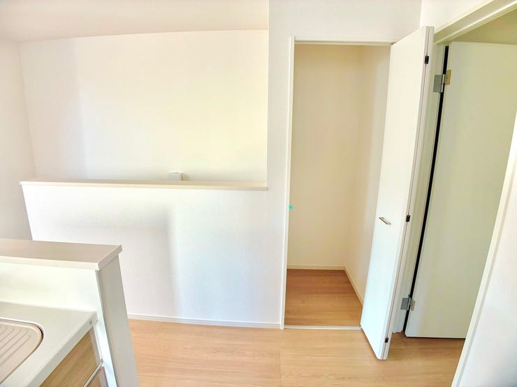 ◎リビング収納(9/26撮影)
リビングにも収納付!普段よく使うものから、お子様のおもちゃまで、便利に使える収納です!
キッチン横にあるので、キッチン収納としての利用もできます♪