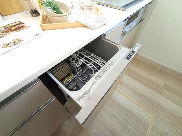 毎日の家事をぐっとラクにしてくれる食器洗乾燥機。手間を減らしながら節水も叶え、ゆとりの時間を生み出す心強い設備です。