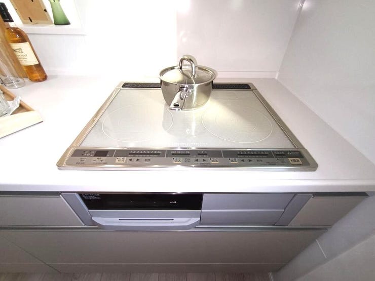 3口IHコンロで同時調理もスムーズ。火を使わない安心感とお手入れのしやすさで、毎日の料理時間を快適に彩ります。