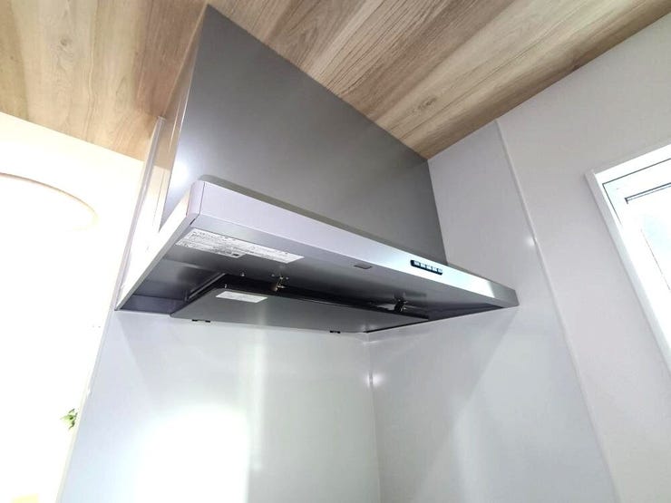 スタイリッシュなデザインがキッチンを引き締める換気扇。凹凸が少なくお手入れも簡単で、いつでも美しさをキープできます。