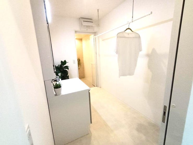 ゆとりある広い洗面所で、洗濯から乾燥までがスムーズ。家事動線も整い、毎日の身支度とランドリー時間が快適に整います。