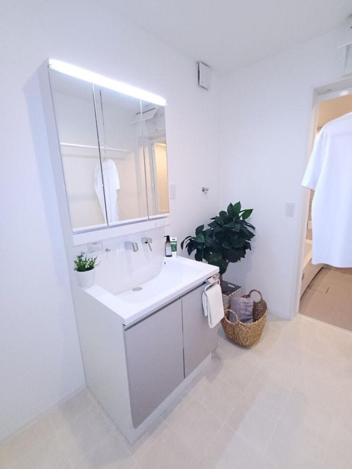 ワイドな三面鏡が空間に広がりを演出。身支度もスムーズにこなせる、収納力と機能性を兼ね備えた頼れる洗面台です。