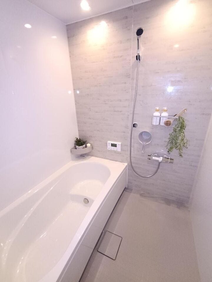 やわらかなベージュが包み込む明るいバスルーム。足を伸ばせるゆったり浴槽で、一日の疲れをゆっくりと癒せます。