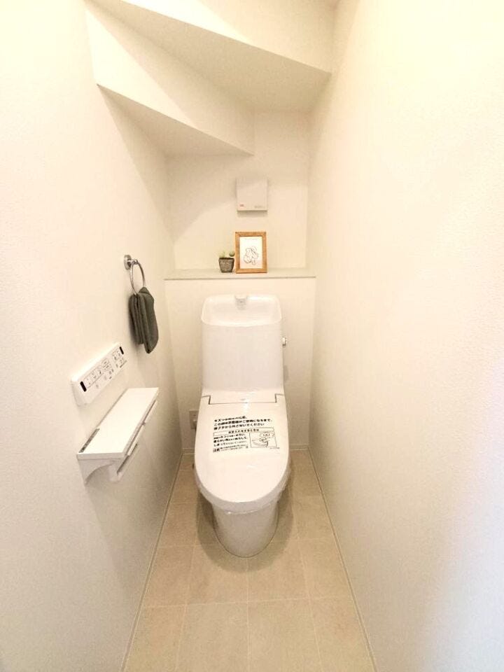 階段下の空間を活かしたトイレデザイン。限られたスペースをおしゃれにまとめ、機能性と遊び心を両立したスマートな一室です。