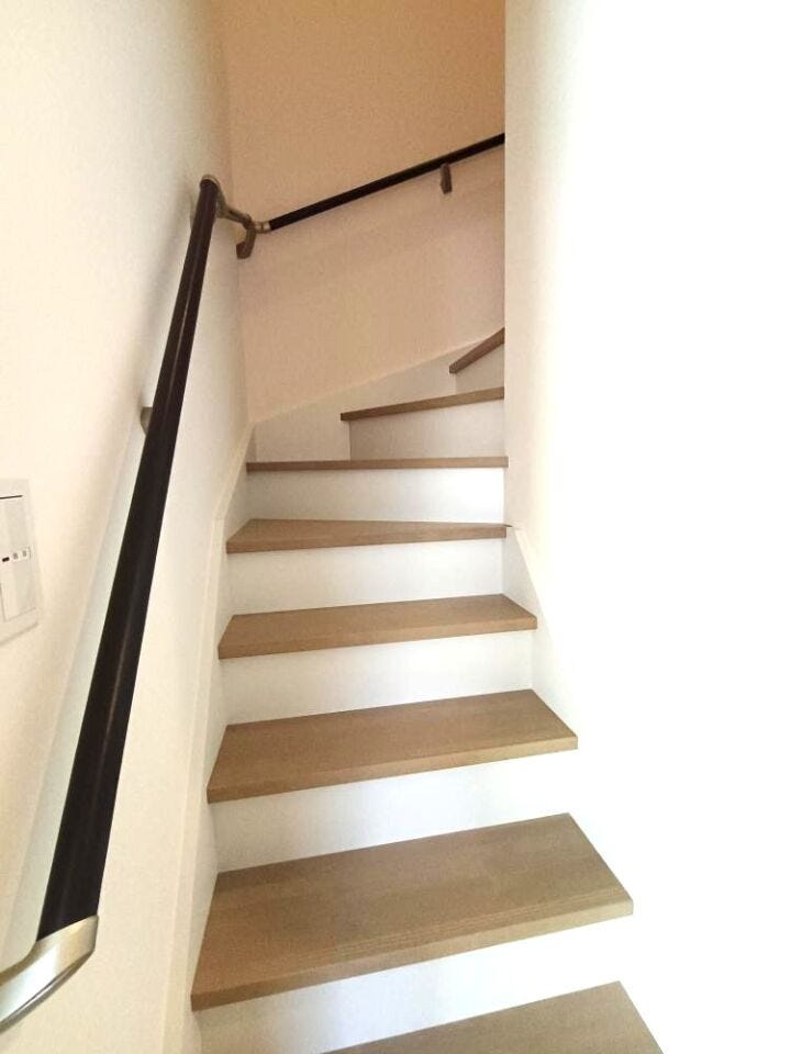 しっかり手すり付きの階段で、お子さまの上り下りも安心。毎日の動線にやさしさを添えた、安全性に配慮した設計です。