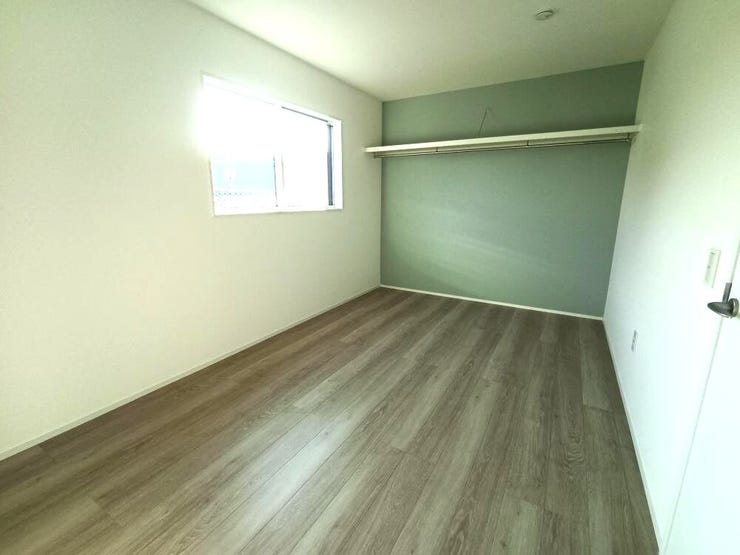 2階7.5帖の洋室は南向きで陽光たっぷり。かわいいアクセントクロスが空間に彩りを添え、心ときめく自分だけの特別な一室に。