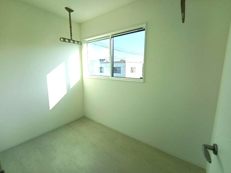 洗濯物が気持ちよく乾くサンルーム。雨の日も安心のランドリースペースとしてはもちろん、子どもの遊び場やお家キャンプも楽しめるワクワク空間です。