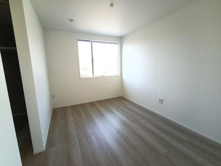 2階6.5帖の洋室は、ゆとりある広さにウォークインクローゼット付き。さらにサンルームも備え、収納も洗濯も快適にこなせる機能的な一室です。