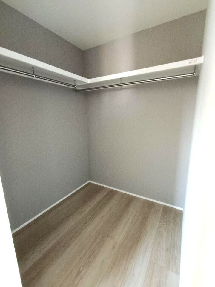 衣類はもちろん、季節家電やスーツケースまでしっかり収まるウォークインクローゼット。見せない収納でお部屋をすっきり保てる、頼れる大容量空間です。