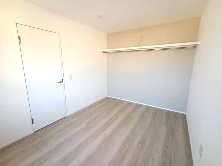 2階6.0帖の洋室は、使い勝手の良いオープンクローゼット付き。東の窓から朝日が差し込み、一日の始まりを心地よく迎えられる爽やかな空間です。