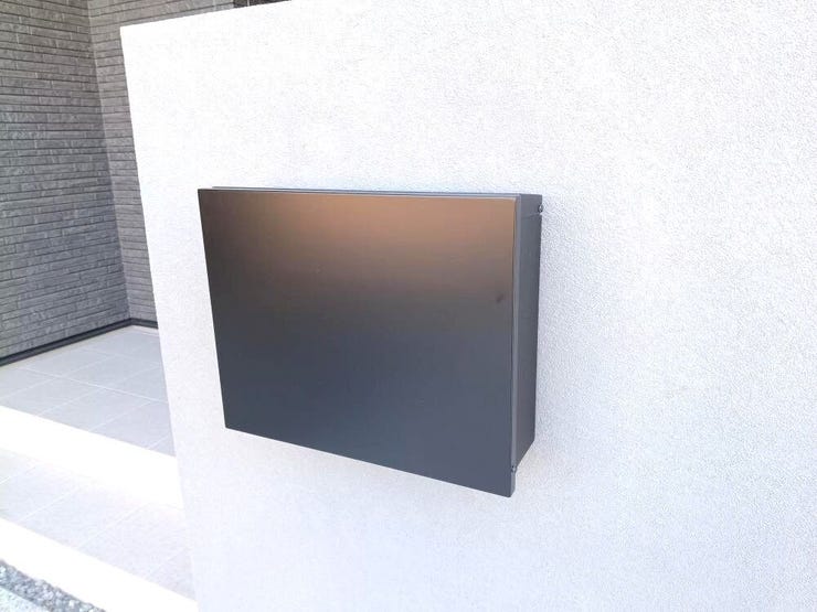 オシャレなデザインと機能性を兼ね備えたポスト。暗証番号付きで防犯面も安心、住まいの顔としてさりげなくセンスを主張します。