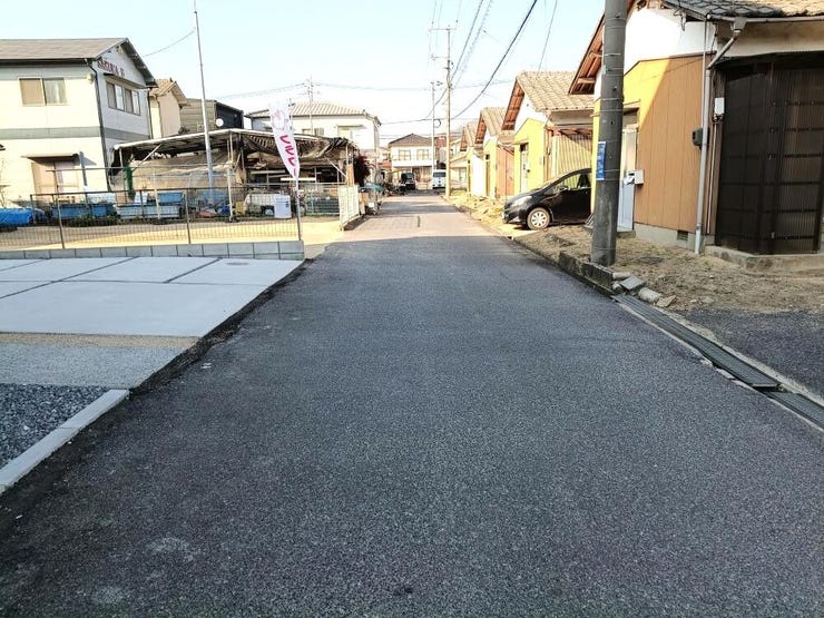 前面道路はゆとりある広さでしっかり舗装済み。車の出入りもスムーズにでき、毎日の通勤やお出かけも安心して快適にこなせます。