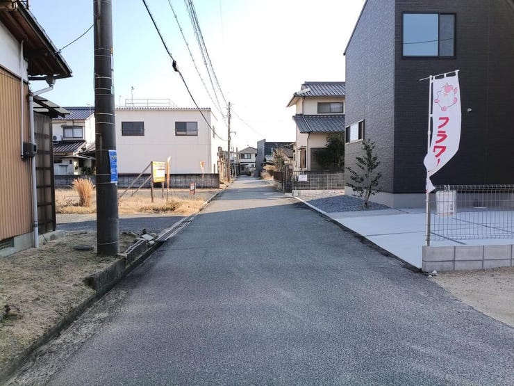 前面道路はゆとりある広さでしっかり舗装済み。車の出入りもスムーズにでき、毎日の通勤やお出かけも安心して快適にこなせます。