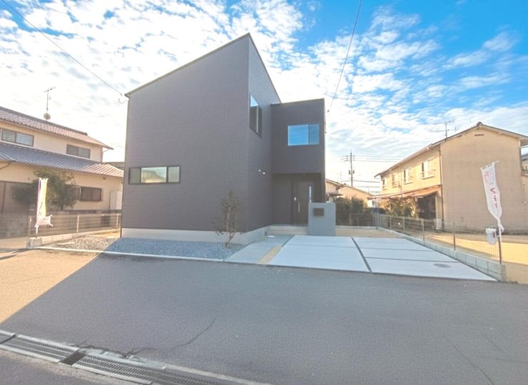 並列2台駐車可能で毎日の出入りもスムーズ。やさしく迎えるシンボルツリーが、住まいに上質な彩りと季節の表情を添えます。