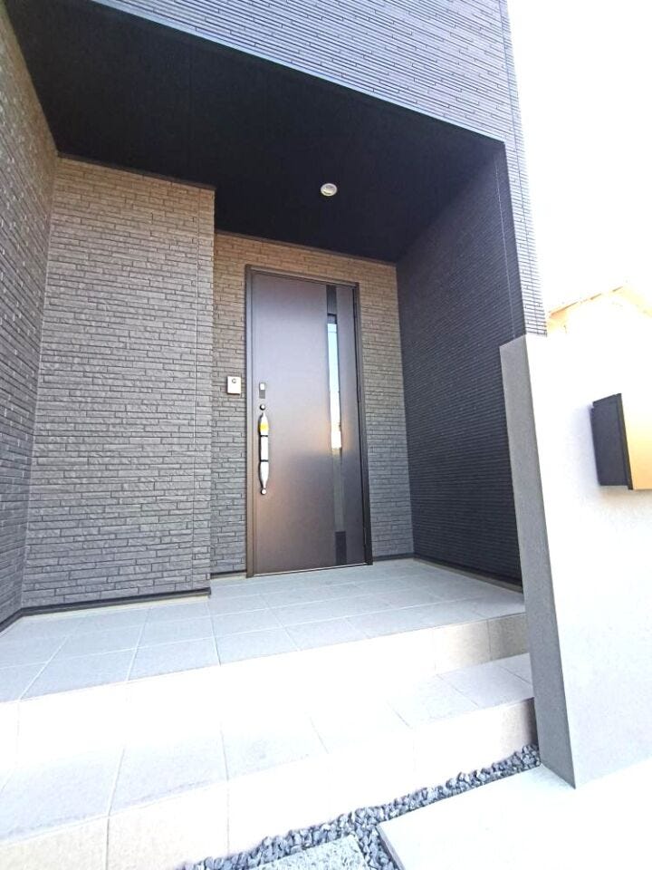 雨の日も安心の屋根付き玄関エントランス。ゆとりある佇まいが、住まいの第一印象を上品に演出します。