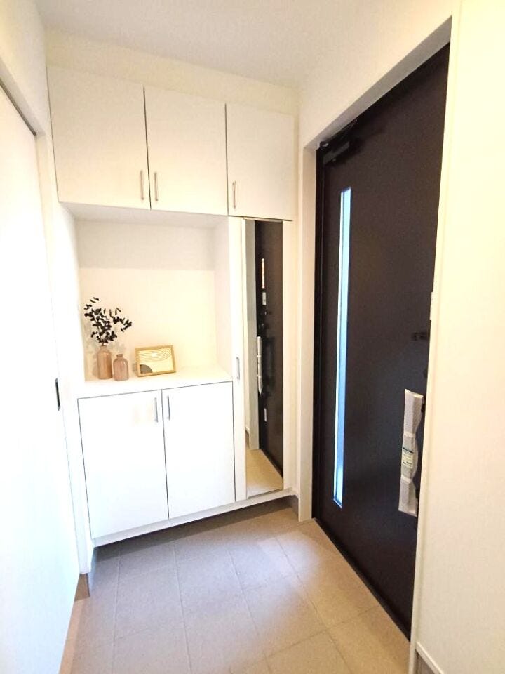 天井まで届く大容量シューズボックスがすっきりと空間を整え、白く明るい玄関がご家族やゲストをやさしくお出迎えします。