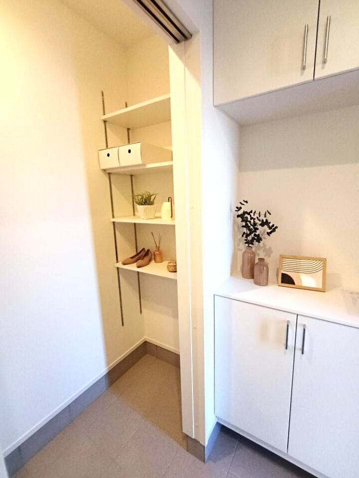 玄関奥に設けた可動棚付きシュークローク。靴はもちろん、ベビーカーやアウトドア用品もすっきり収まる頼れる収納空間です。