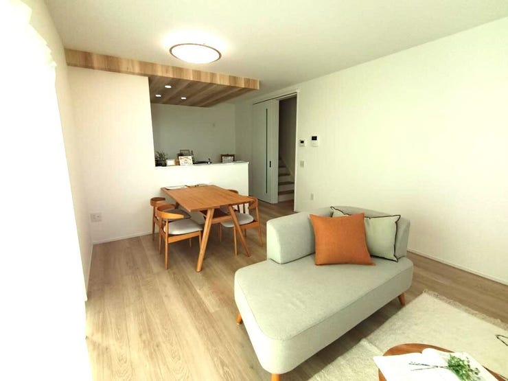 キッチンから縦に伸びるリビングが、奥行きある開放感を演出。視線がすっと抜ける心地よい空間で、家族の時間が自然と広がります。