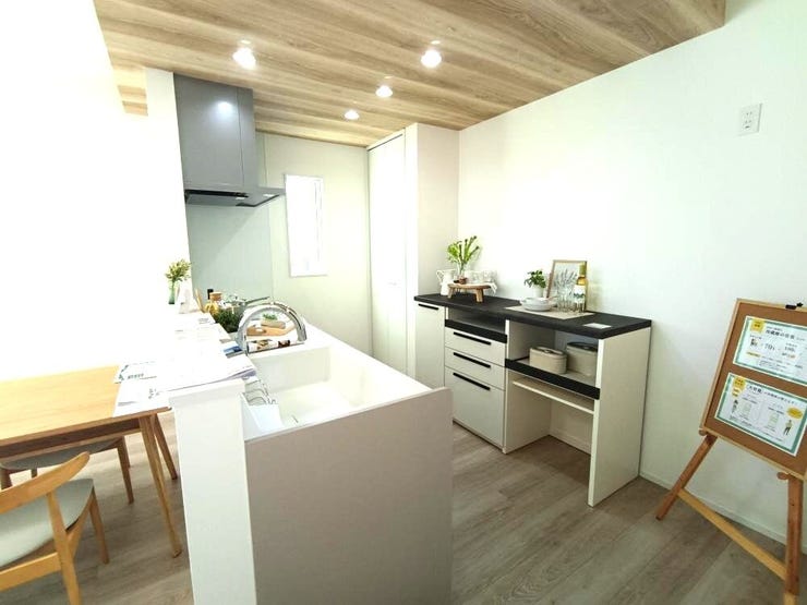 白を基調としたキッチンが空間を明るく爽やかに演出。大容量パントリーも備え、まとめ買いもすっきり収まる頼れる収納力が魅力です。