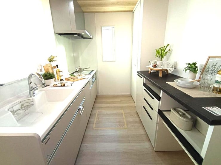 動線を考えたキッチン設計。調理・配膳・片付けまでがスムーズにつながり、毎日の家事が心地よくはかどる快適空間です。