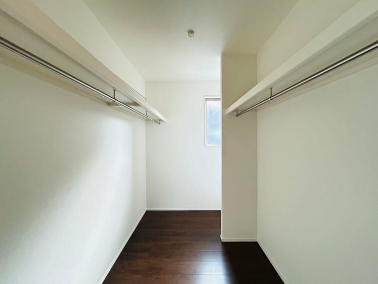 ◇主寝室のウオークインクローゼットは広めなので沢山の洋服が収納できます(^^)/