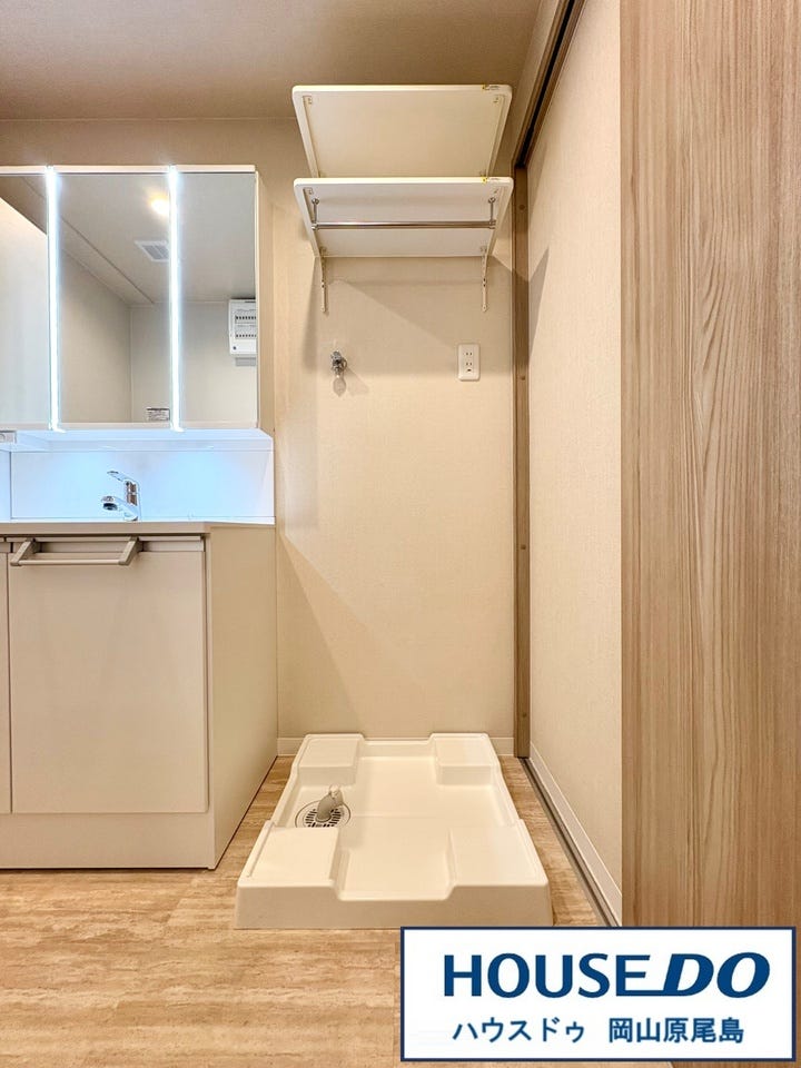 洗濯機置場上部には、洗剤やタオル等のストックに最適な棚スペースも完備しています♪