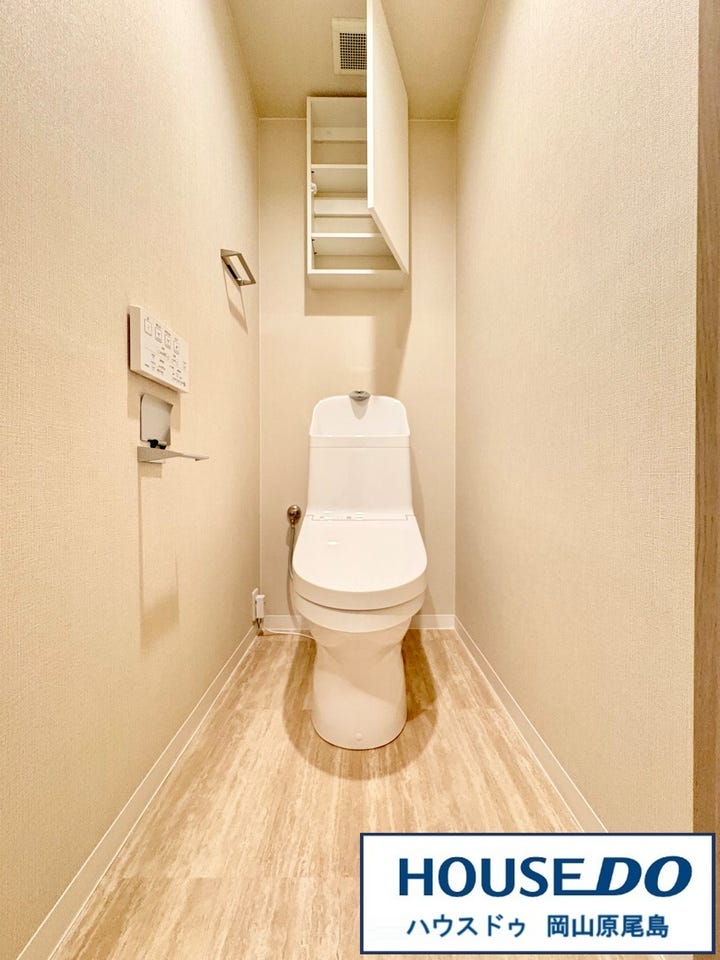 トイレ上部には、トイレットペーパーや掃除用具などのストックに最適な収納スペースも完備しています!