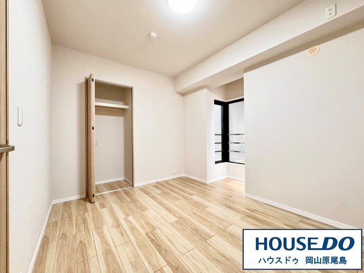 シンプルなお部屋だからこそ趣味に合わせて快適に使えますね。クローゼット付きでお部屋をすっきり見せる事が出来ます♪