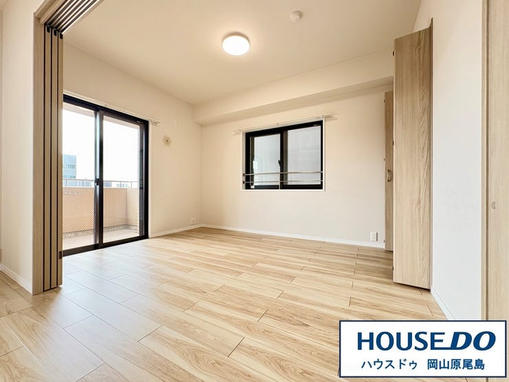 バルコニーと繋がるお部屋ですのでお布団などの大きな洗濯物もそのまま干してフカフカに♪