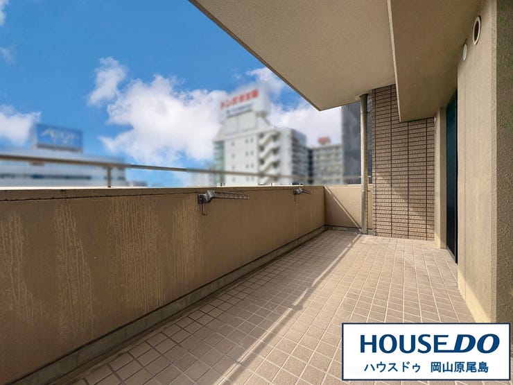 陽当り良好なバルコニーには、洗濯物干しに便利な竿かけと、水栓も完備しています◎