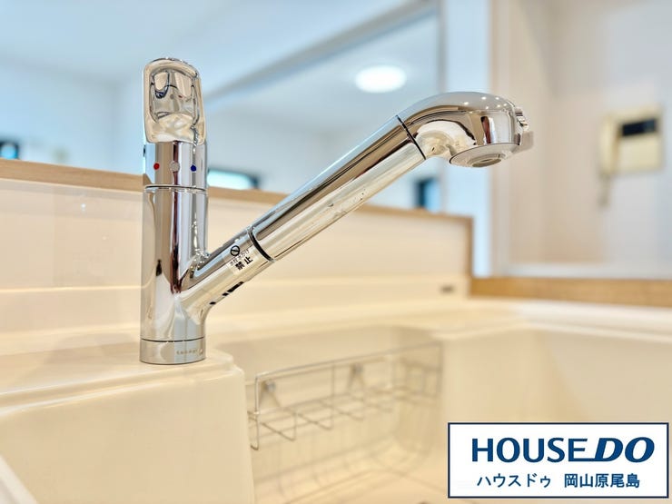 シンクの水栓は、浄水器付蛇口となっております。