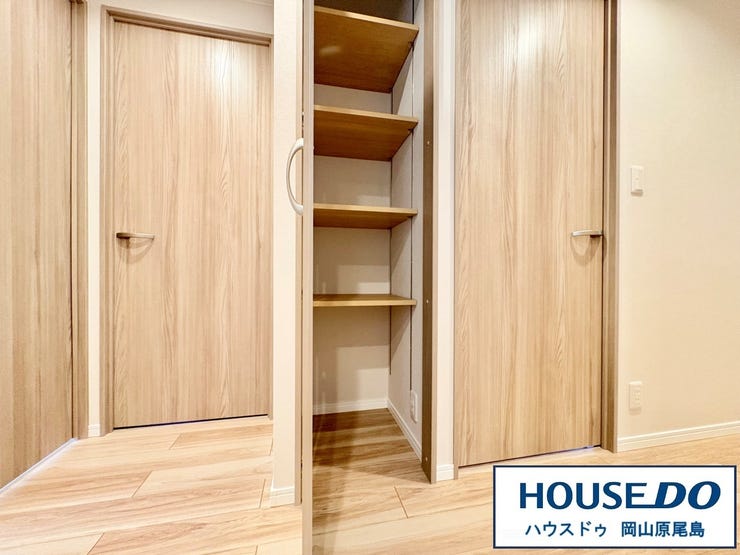 廊下部分には掃除道具などの収納にもおすすめな、収納スペースが2ヶ所あります♪