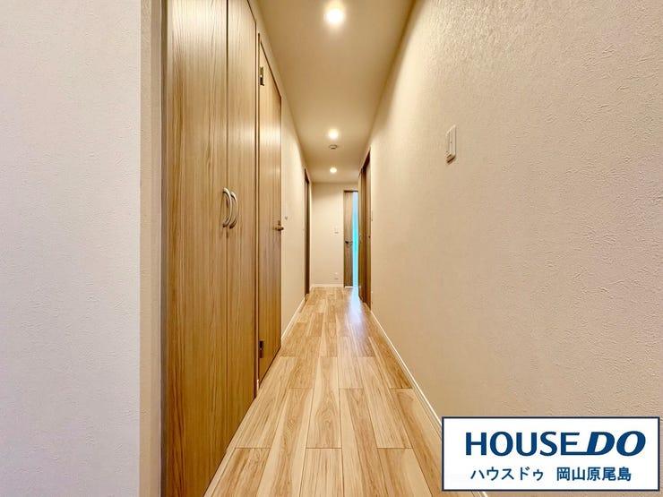 玄関からLDKまでの廊下はダウンライトもあり明るい空間となっております。