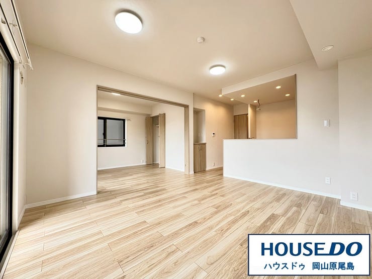 【リビング】
落ち着きのあるリビングは、家族と過ごす時間を大切にする方にぴったりのゆとりの住空間です。