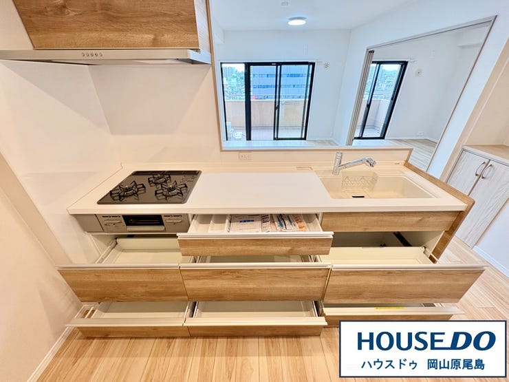 清潔感のある使いやすいキッチン!スライド収納で毎日のお料理も楽々♪