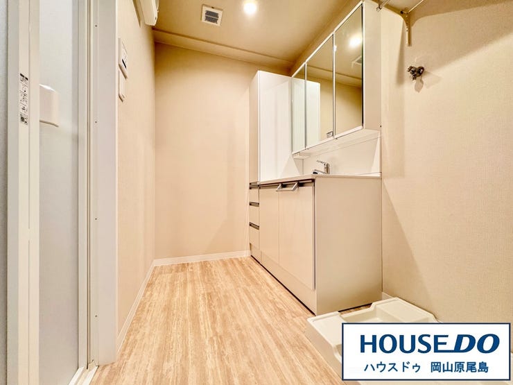 洗面脱衣所は、三面鏡タイプのシャンプードレッサーを完備!