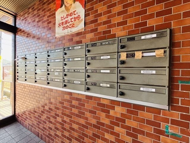 ≪ポスト≫郵便受けが1階にあり、外部の方が不用意にそれぞれの部屋まで来られることを防げますね。