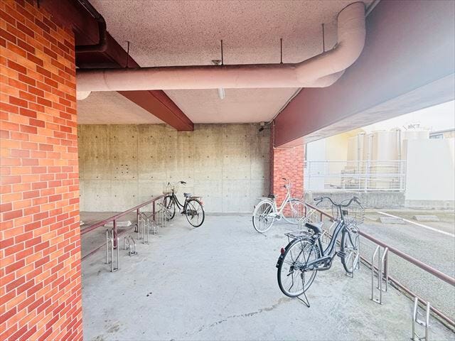≪駐輪場≫屋根付き駐輪場を備えたマンション。天候を気にせず自転車の乗り降りや保管がしやすい環境です。