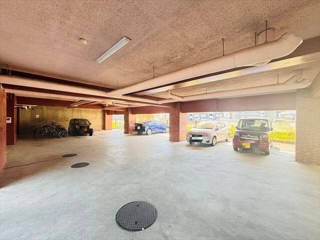 敷地内に駐車場を完備。お車をお持ちの方にも嬉しく、毎日の通勤やお出かけを快適にサポートします。
※空き状況はお問い合わせください。