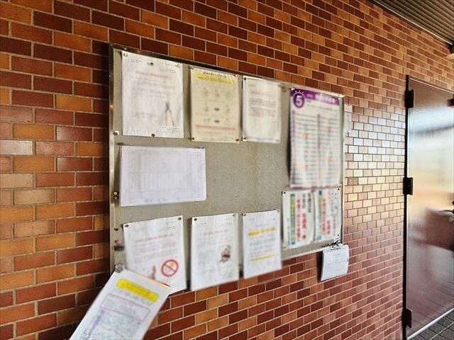 ≪掲示板≫共用部には掲示板を設置。マンションからのお知らせや各種情報を確認できる便利な設備です。